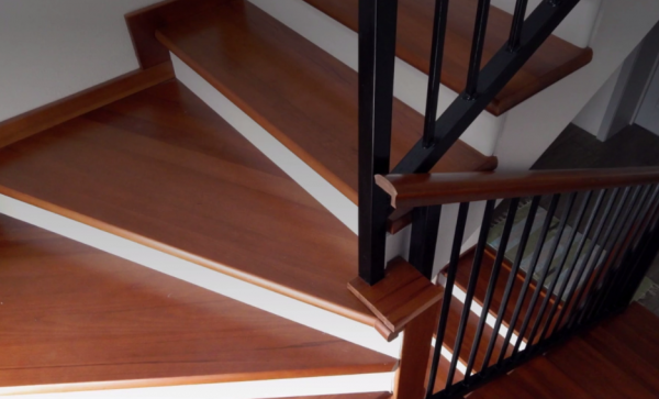 Tangga beton dengan tampilan warna kontras